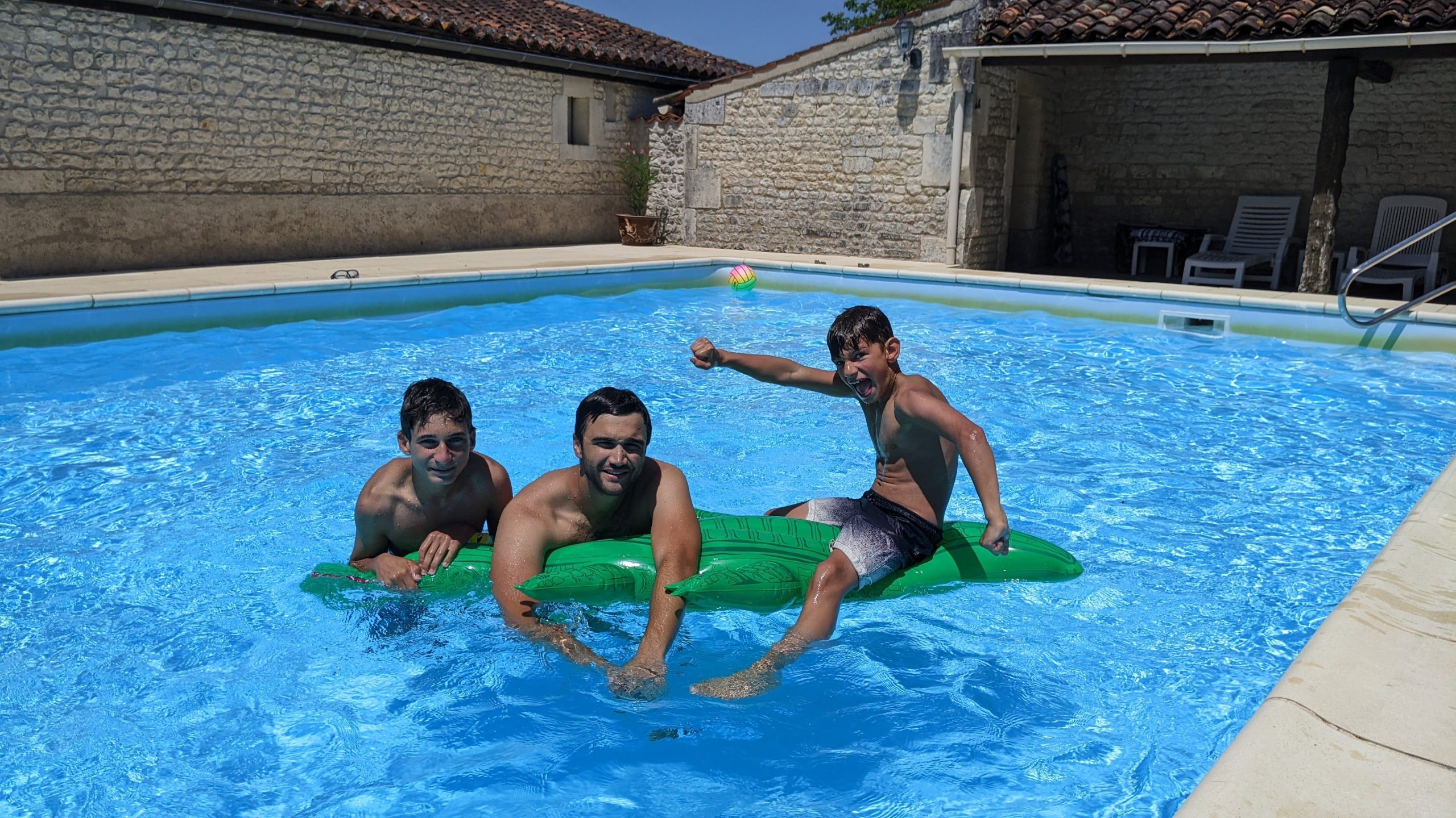 Family-friendly swimming pool at our gîte estate near Cognac